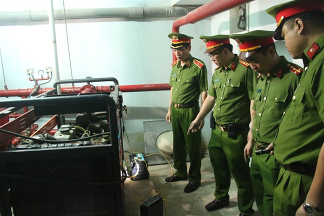 Theo Phunuonline, chung cư này đã 7 lần vi phạm PCCC: vòi phun nước tự động không hoạt động; phòng kỹ thuật và hành lang các tầng CC chưa lắp đặt đầu báo cháy hoặc đầu phun sprinler; không có đèn báo cháy; tủ báo cháy chưa kết nối tự động với hệ thống chữa cháy tự động. Ảnh: Phụ nữ online.