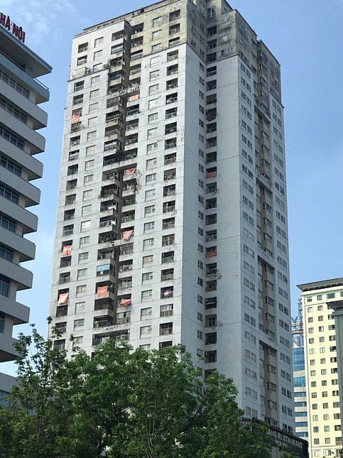 Tòa nhà chung cư M3-M4 mắc loạt vi phạm PCCC như: lối thoát nạn từ tầng hầm qua buồng thang bộ chưa được ngăn cách với tầng từ trên xuống; cửa từ tầng 1 xuống tầng hầm không phải cửa chống cháy, không có tay co tự đóng... Ảnh: Gia đình và Pháp luật.