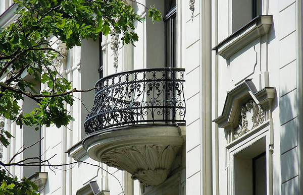 Ngày càng nhiều người chọn lan can sắt làm ban công vì loại vật liệu này có độ cứng tốt, chi phí lắp đặt đơn giản, nhanh chóng và không tốn nhiều chi phí, thời gian cho việc bảo trì. Ảnh: sattiennam.