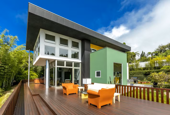 Ngôi nhà được hoàn thành vào năm 1997, bao gồm 3 phòng ngủ và toàn bộ 3 phòng này được đặt trên tầng 2 để gia chủ có thể ngắm nhìn cảnh biển bao la và khu vườn tươi đẹp bên dưới.