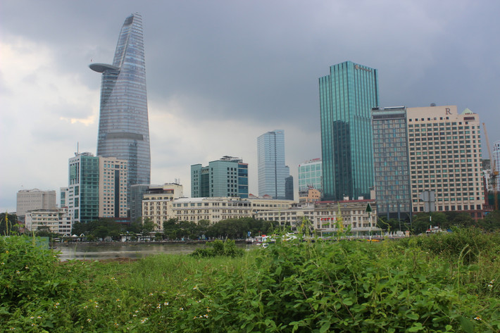 Bên kia sông chính là Quận 1 sầm uất cùng với tòa nhà Bitexco và phố đi bộ Nguyễn Huệ. Thời gian tới, sẽ có cầu đi bộ bắc qua sông Sài Gòn để đi từ khu vực nhà hát qua bến Bạch Đằng và Quận 1.