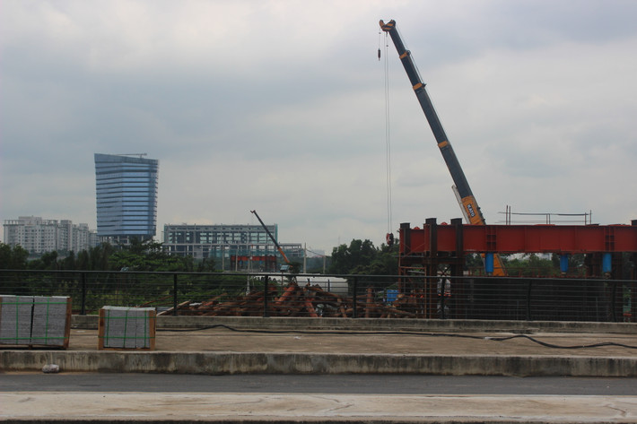 Gần đó, cầu Thủ Thiêm 2 đang được gấp rút xây dựng để nối Quận 2 và trung tâm Quận 1.