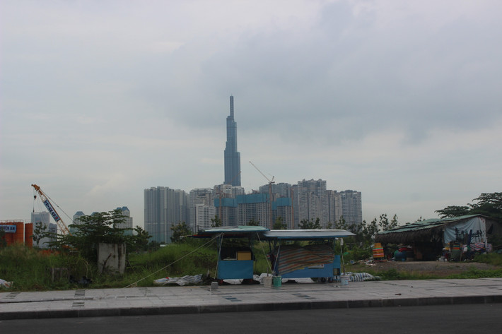 Tại đây có thể dễ dàng quan sát khu cao tầng sầm uất cùng với tòa nhà Landmark 81 tầng.