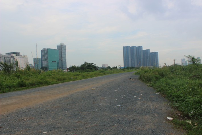 Những con đường dài và rộng để nối với những khu đô thị phát triển đang dần được hoàn tất.