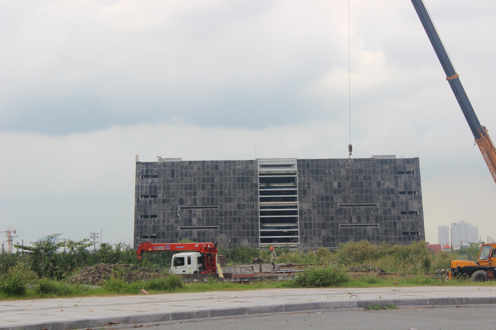 Cạnh bên nhà hát sẽ là nhà triển lãm TP HCM đang được thi công.