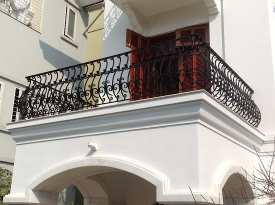 Lan can bằng sắt có thể kết hợp với gỗ, kính hay inox đều mang đến vẻ đẹp khó cưỡng cho ban công nói riêng và tổng thể kiến trúc ngôi nhà nói chung. Ảnh: ninavietnam.