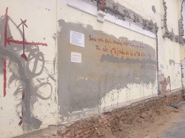 Câu chuyện rao bán đất giá "trên trời" mới đây khiến dư luận nhớ đến vụ rao bán đất tương tự cách đây 3 năm cũng trên con phố này. Theo Café biz, năm 2015, dư luận từng xôn xao với mảnh đất rộng 0,14m, dài 10,85m, tương đương diện tích 1,7m2 cũng nằm trên đường Nguyễn Văn Huyên kéo dài được rao bán với giá... 1 tỷ đồng. Ảnh: Cafe biz.