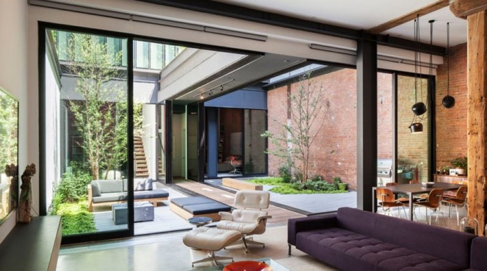 Sân trong nhà có tác dụng cung cấp ánh sáng và mảng xanh cho ngôi nhà của bạn. Ảnh: Homebestdeals.