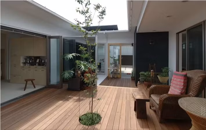 Sân trong là nơi thư giãn tuyệt vời nếu bạn biết khéo léo bố trí, thiết kế. Ảnh: Blogspot.