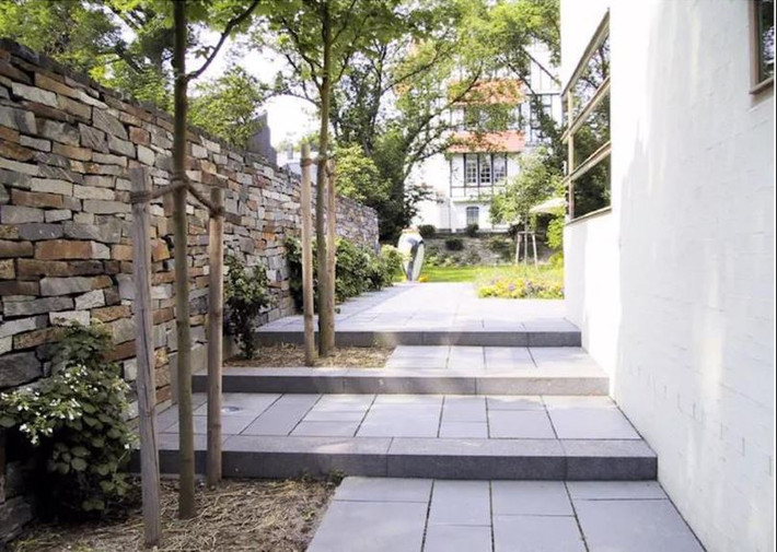 Tường rào bằng đá tự nhiên đơn giản, thô ráp và mộc mạc nhưng vô cùng bền vững, an toàn và chắc chắn dù trong bất kỳ điều kiện thời tiết nào. Ảnh: Blogspot.