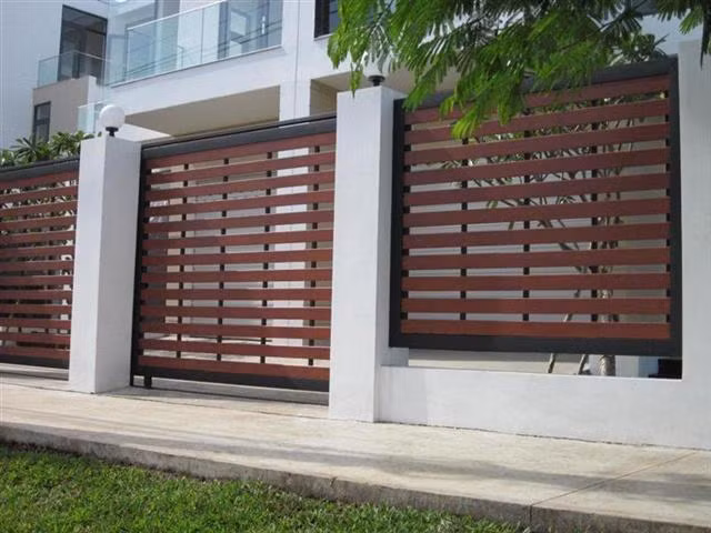 Sử dụng gỗ nhân tạo làm tường rào được xem là giải pháp hoàn hảo cho không gian ngoại thất của ngôi nhà bạn thêm sang trọng và đẳng cấp. Ảnh: Vatlieuxaydung.