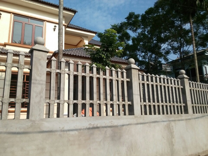 Xi măng là loại vật liệu truyền thống với nhiều ưu điểm như rất chắc chắn, tạo được sự kiên cố và bền đẹp với thời gian. Bởi vậy vật liệu này cũng được lựa chọn nhiều để xây hàng rào. Ảnh: Khuonchaucanh.