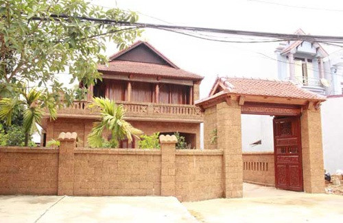 Xây dựng hàng rào bằng đá tổ ong cũng là “mốt” hiện nay tại Việt Nam. Loại đá này có nhiều ưu điểm như màu sắc đẹp, bền, bắt mắt...Ảnh: Gachxaynha.