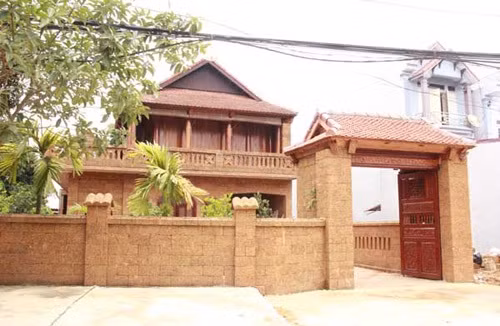 Xây dựng hàng rào bằng đá tổ ong cũng là “mốt” hiện nay tại Việt Nam. Loại đá này có nhiều ưu điểm như màu sắc đẹp, bền, bắt mắt...Ảnh: Gachxaynha.