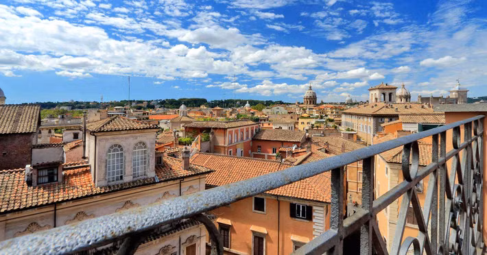 Palazzetto sở hữu cầu thang xoắn ốc ấn tượng dẫn lên gác mái với hướng nhìn 360 độ ra thành phố cổ. 