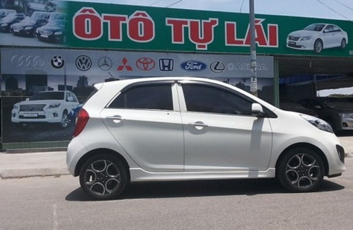 Giá thuê xe máy tính theo giờ, hoặc theo ngày. Tùy địa điểm và loại xe khách muốn thuê nhưng giá trung bình thuê xe máy từ 300.000 – 350.000đ/xe/ngày, hoặc 50.000- 70.000/xe/tiếng. Riêng ô tô thì hầu hết mọi người thuê theo ngày với giá từ 1 triệu – 3 triệu/ngày. Nhiều người gọi đây là “nghề ngồi mát hốt bạc”. Ảnh: Internet.