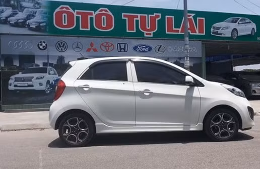 Giá thuê xe máy tính theo giờ, hoặc theo ngày. Tùy địa điểm và loại xe khách muốn thuê nhưng giá trung bình thuê xe máy từ 300.000 – 350.000đ/xe/ngày, hoặc 50.000- 70.000/xe/tiếng. Riêng ô tô thì hầu hết mọi người thuê theo ngày với giá từ 1 triệu – 3 triệu/ngày. Nhiều người gọi đây là “nghề ngồi mát hốt bạc”. Ảnh: Internet.