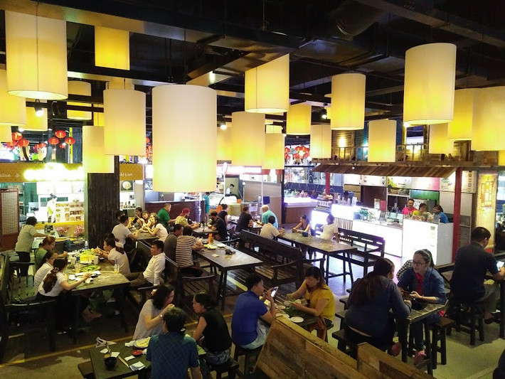 Kinh doanh ẩm thực: Ăn uống tụ tập tại các nhà hàng, tiệm ăn ngon là một trong những lựa chọn của nhiều người để gắn kết tình cảm bạn bè, gia đình. Ảnh: Thanh niên.