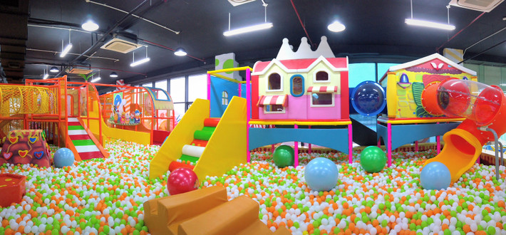 Các dịch vụ tại khu vui chơi giải trí tuy chỉ dao động từ vài chục đến vài trăm nghìn/trò chơi nhưng do trẻ “mau chơi chóng chán” nên sẽ có nhiều lượt trẻ được tham gia. Thu nhập của những ông bà chủ kinh doanh loại hình này có khi bằng làm cả tháng bình thường. Ảnh: Internet.