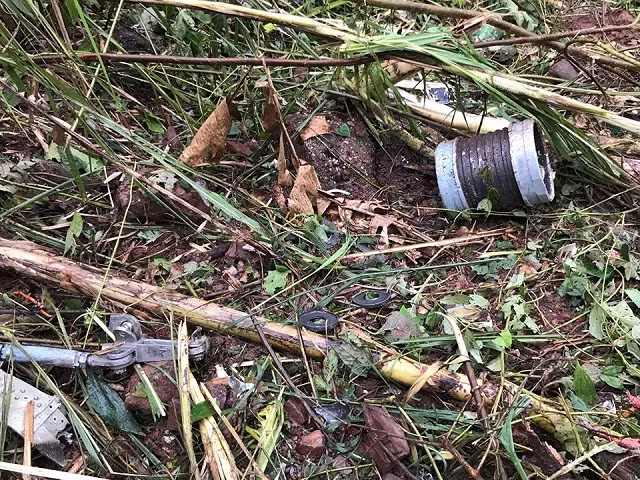 Trong ảnh, nhiều thiết bị trên máy bay vương vãi khắp nơi. Nguồn ảnh: Báo Giao Thông