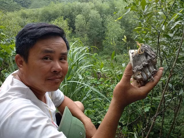 Ngay sau đó, một số người dân gần hiện trường nhất đã chạy lên tham gia cứu hộ cứu nạn các phi công. Không ít người dân đã nhặt được một số mảnh vỡ của chiếc máy bay Su-22 và giao nộp lại cho cơ quan chức năng. Nguồn ảnh: Báo Giao Thông