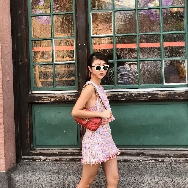 Mẫu túi đỏ này thuộc thương hiệu Gucci trị giá 2.355 USD (53 triệu VND).