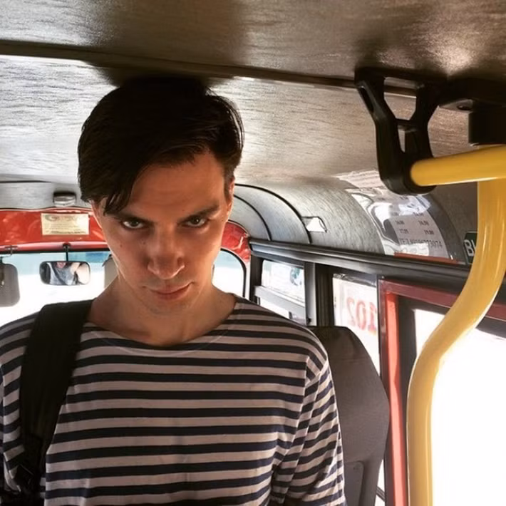 Nỗi khổ khi đứng trên xe buýt trong khoảng thời gian dài. Không chỉ khó chịu vì mùi xăng xe, họ còn mỏi lưng, mỏi cổ vì phải cúi suốt quãng đường.