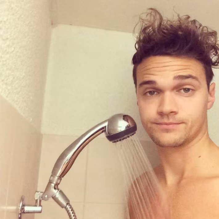 Mỗi khi tắm, những người cao kều luôn cảm thấy chật vật với chiếc vòi hoa sen được thiết kế thấp.