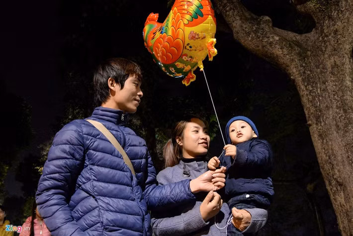 Anh Nam (Hà Nội) lần đầu cùng gia đình đi chơi nhân dịp lễ tình nhân. “Năm nay, chúng tôi có thêm thành viên mới, mọi thứ trở nên mới mẻ hơn” - anh Nam chia sẻ.