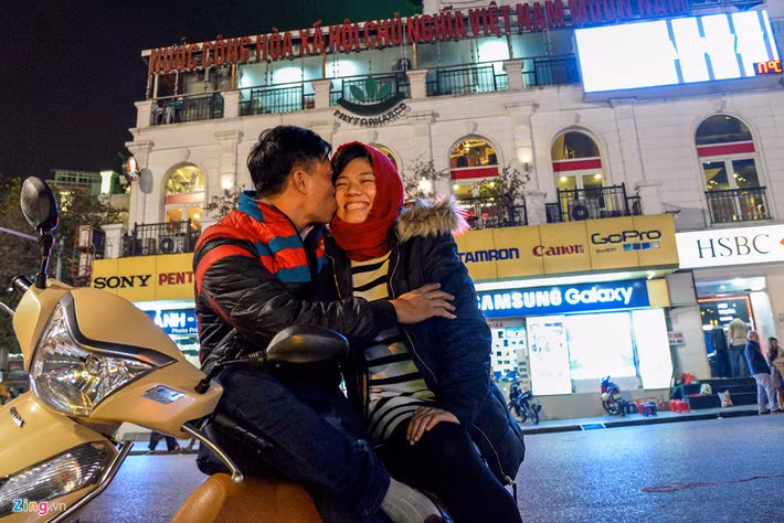 Anh Cương - chị Hậu (Hà Nội) đã kết hôn được 3 năm, nhưng đây là năm đầu tiên anh chị đi chơi Valentine sau bữa ăn tối cùng nhau.