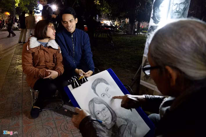 Yêu nhau được 4 năm, song đôi bạn Linh - Nhung đến giờ mới có một bức hình chung. “Chúng mình ít khi chụp ảnh cùng lắm. Lần này, mình thuyết phục mãi anh ấy mới chịu vẽ hình, coi như là món quà kỷ niệm tình yêu của hai đứa” - Nhung nói.