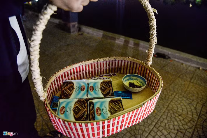 Thọ - sinh viên năm 2, Đại học Công nghiệp - chào bán chocolate với giá 20.000 đồng.