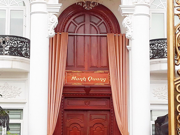 ...là sự sang trọng, tráng lệ mà vẫn gần gũi, thân thiện toát lên từ kiến trúc căn biệt thự.