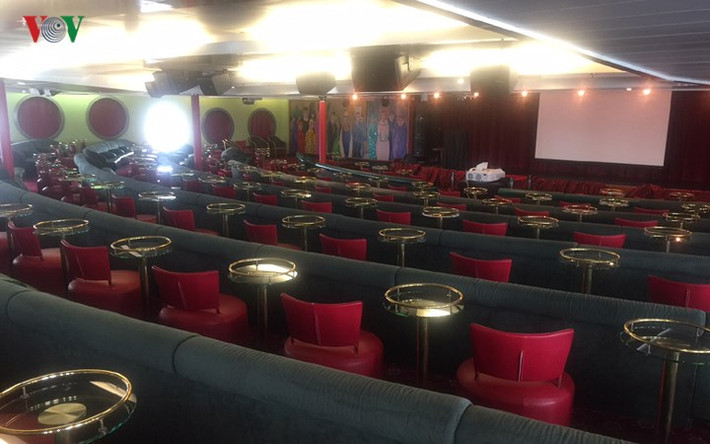 Trên tàu có đủ các dịch vụ như trong khách sạn, như hồ bơi, sân golf mini, nhà hàng, rạp chiếu phim...