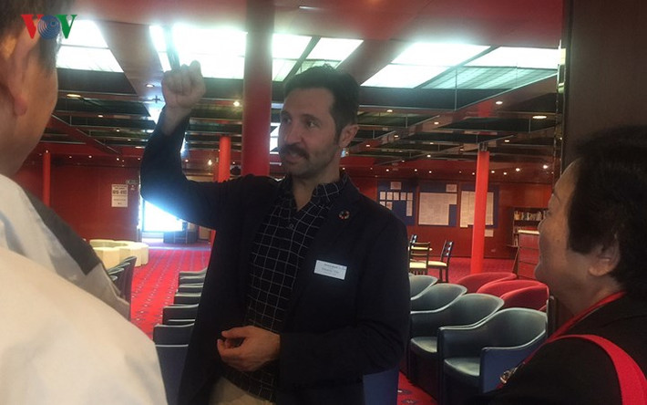 Hướng dẫn viên giới thiệu với khách về các dịch vụ trên du thuyền Peace Boat.