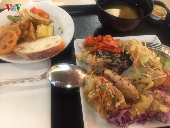 Các món ăn trên Peace Boat rất đa dạng, bao gồm cả món Âu và Á.