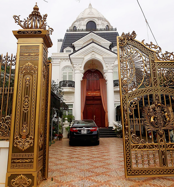 Hệ thống cổng, hàng rào thép được mạ đồng sáng loáng...