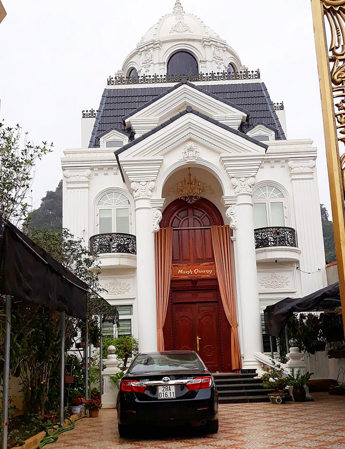 Tòa biệt thự khoác lên mình màu trắng tinh khôi với không gian rộng rãi, thoáng đãng.