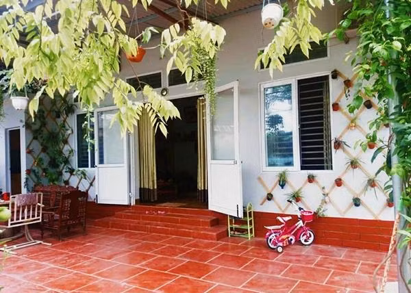 Ngôi nhà cấp 4 rộng 45m2 trên tổng diện tích khu đất 175 m2 với thiết kế gồm 1 phòng ngủ, 1 phòng khách, 1 phòng bếp và 1 nhà vệ sinh.