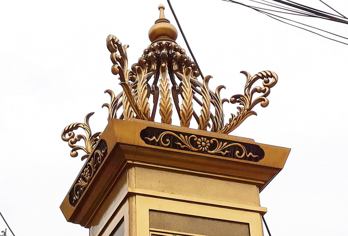 Theo một số người dân, cánh cổng bằng đồng được chạm trổ tinh vi có giá khá đắt đỏ.