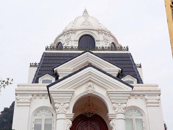 Ngôi biệt thự trắng được thiết kế theo phong cách cổ điển Pháp.