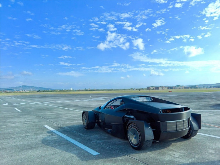 Video cho thấy Miss R chạy thử trên đường đua và đường off-road với một hình dạng tương đối hoàn chỉnh, cho phép nó thoát khỏi hình hài test mule để khoác lên mình diện mạo mới của một mẫu xe concept.