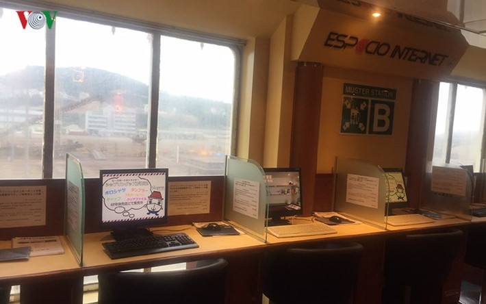 Du khách trên Peace Boat có khu vực dùng máy tính và dịch vụ internet riêng.