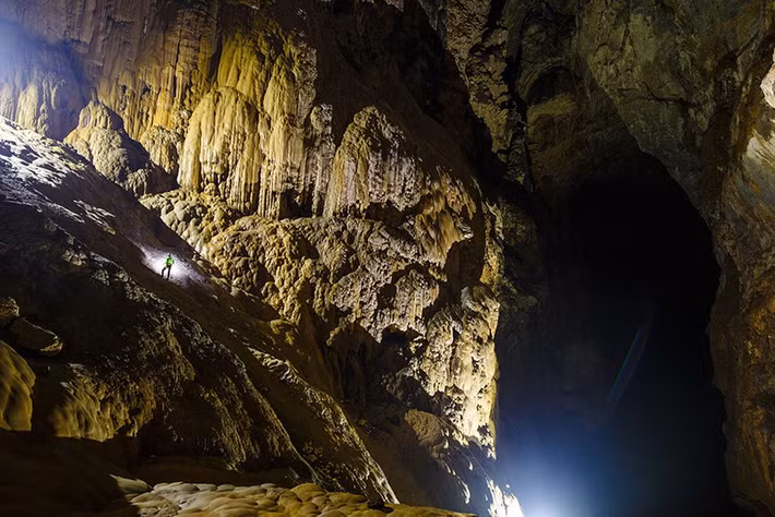 Bức tượng khổng lồ tuyệt đẹp ở hang Sơn Đoòng vẫn luôn thu hút sự chú ý đối với bất kỳ du khách nào trên thế giới, đặc biệt là những ai yêu thích sự mạo hiểm và khám phá.
