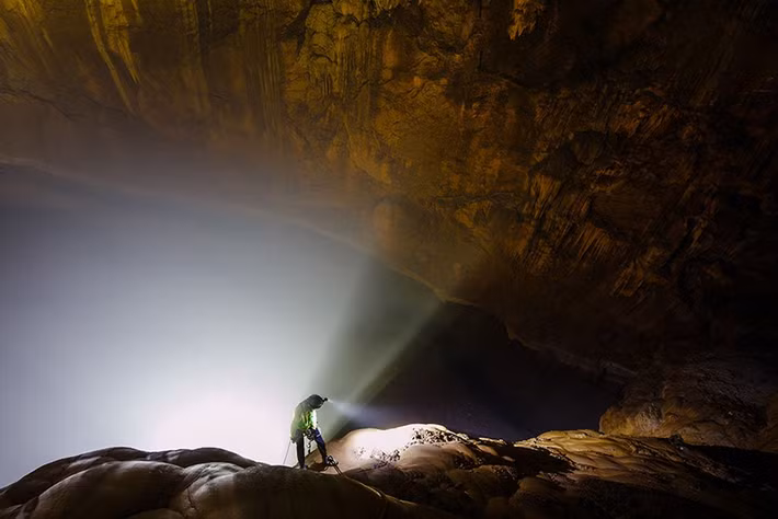 Vượt qua bức tường là một thử thách không hề dễ dàng với du khách, ngay cả với những người thích leo núi và phải sử dụng các thiết bị hỗ trợ và thực hiện theo đúng hướng dẫn của chuyên gia.