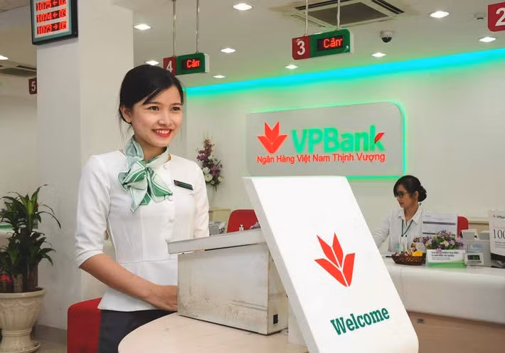  4. VPBank Theo số liệu cung cấp trong BCTC riêng lẻ của VPBank, trong quý I/2017 ngân hàng chi lương và phụ cấp là gần 700 tỷ đồng, tính ra trung bình lương cả sếp và nhân viên ngân hàng mỗi tháng đã nhận 25,3 triệu đồng/người, tăng gần gấp đôi cùng kỳ (13,8 triệu đồng).
