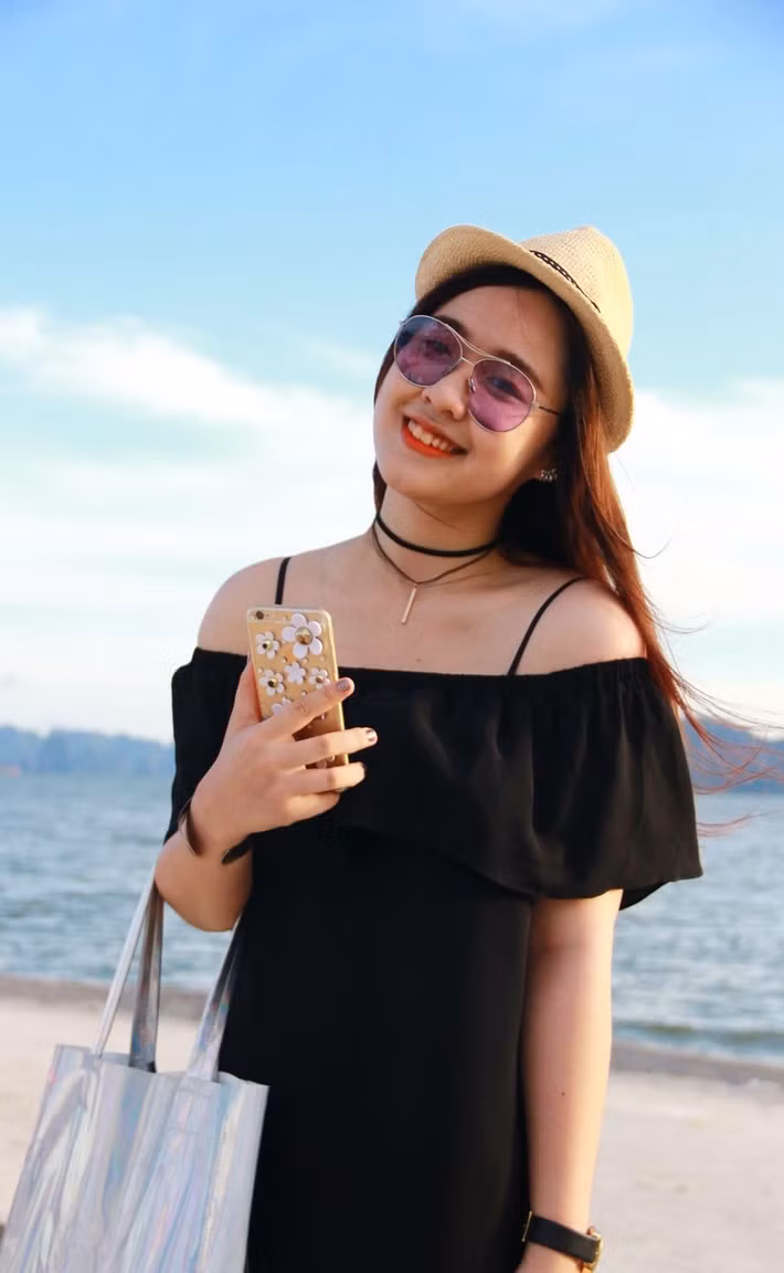 Sau khi tặng hoa cho Tổng thống Mỹ Donald Trump, hình ảnh, thông tin của Hà My được dân mạng đặc biệt quan tâm. Do đó, 9X phải tạm khóa Facebook và một số tài khoản mạng xã hội khác để hạn chế bị chú ý. Ảnh: FBNV.