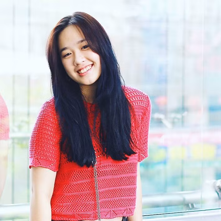 Hà My cho Zing.vn biết cô rất vui khi có cơ hội tặng hoa cho tổng thống Mỹ. Song nữ sinh từ chối chia sẻ thêm thông tin về mình bởi không muốn có nhiều người quan tâm và làm theo đúng quy định của CLB Lễ tân Học viện Ngoại giao. Ảnh: FBNV.