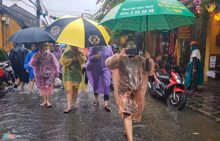 Chiều 5/11, mặc dù nước lũ tại phố cổ Hội An lên cao nhưng có rất nhiều người du khách nước ngoài đỗ về ngắm lũ.