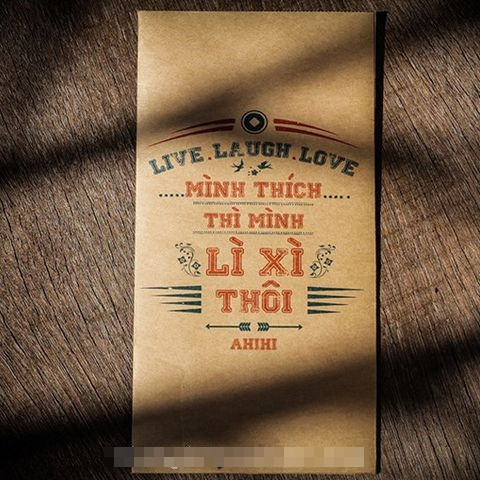 Một phong cách thiết kế bao lì xì rất phổ biến trong vài năm gần đây của giới trẻ Việt là in lên chúng nhưng câu slogan hay những câu nói cửa miệng quen thuộc. "Mình thích thì mình lì xì thôi", "Ahihi", "Không phải dạng vừa đâu"... đều là những câu nói "hot trend" được giới trẻ Việt sử dụng rất nhiều trong năm qua và đến dịp Tết, chúng lại được nhắc lại một cách rất khéo léo khi xuất hiện trên các phong bao lì xì.